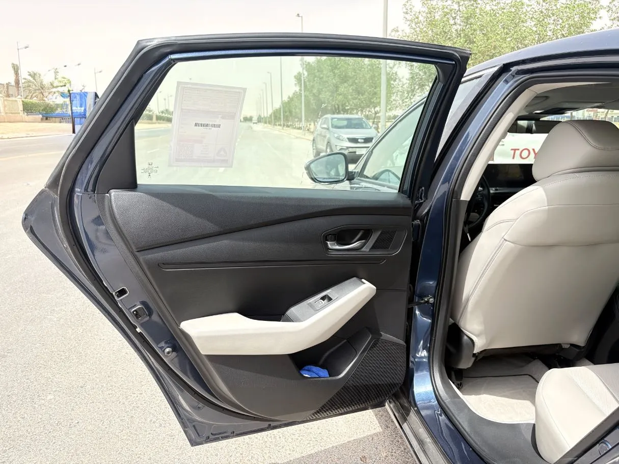 Car image 14