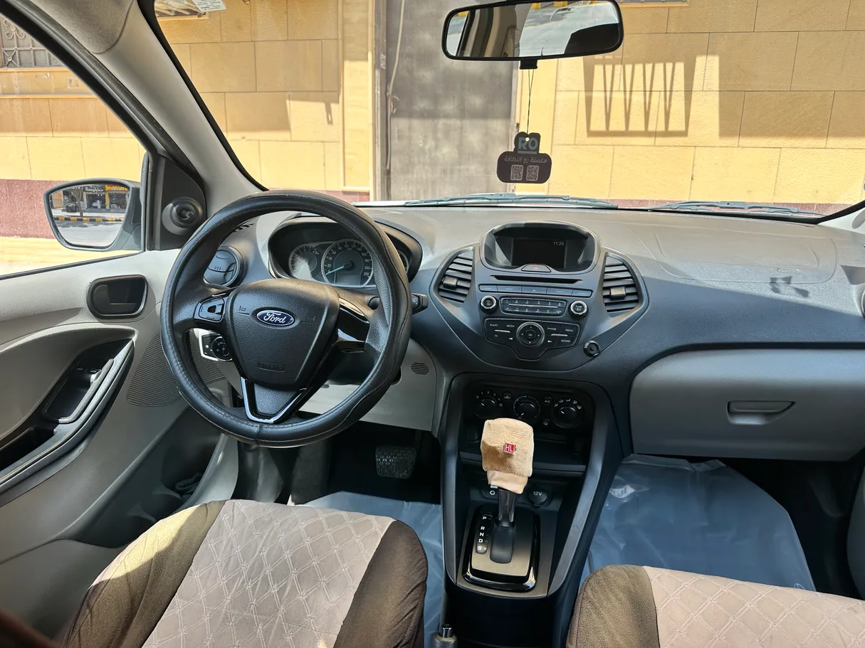 Car image 6