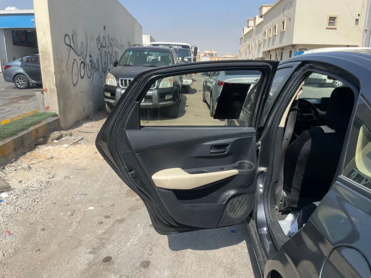 Car image 15