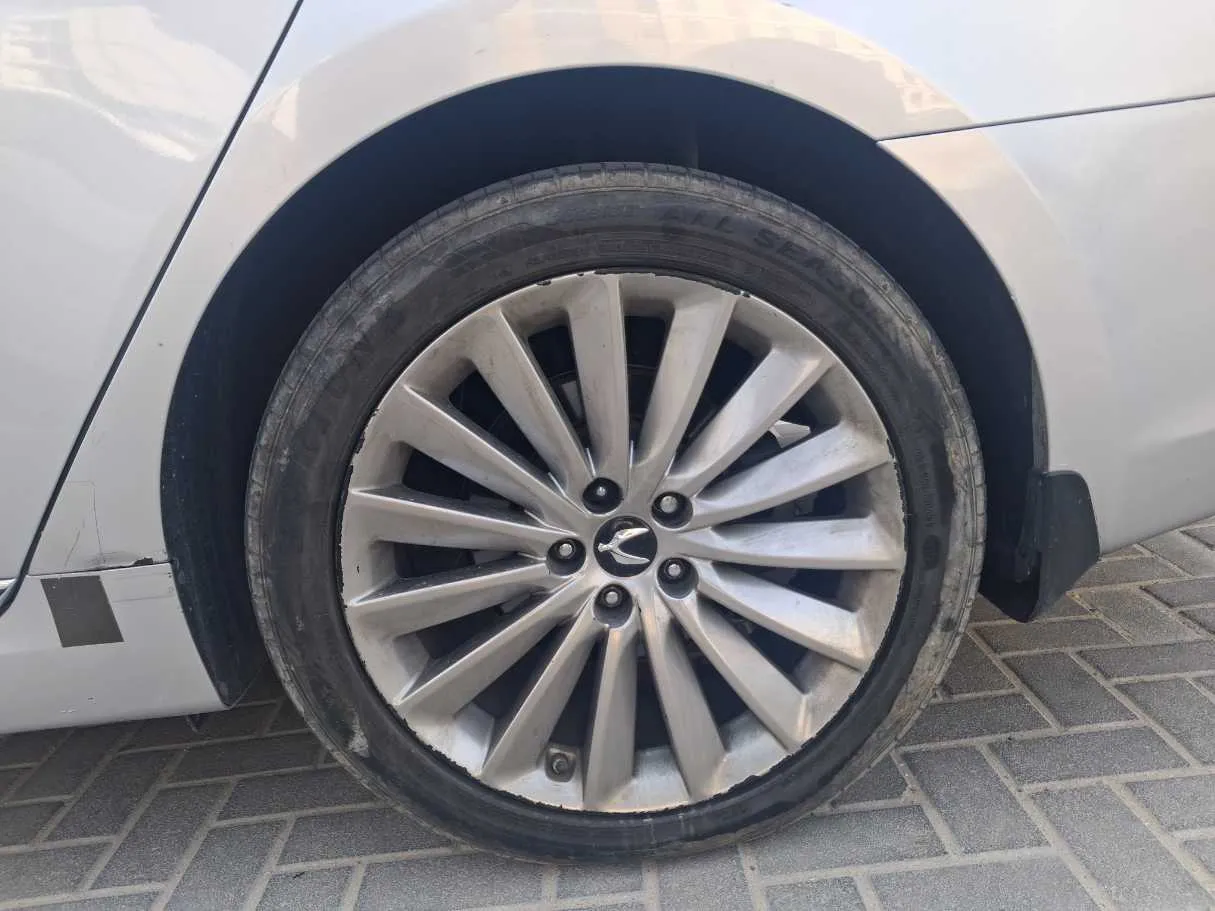 Car image 9
