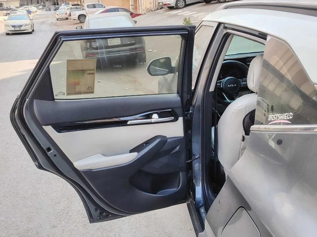 Car image 13