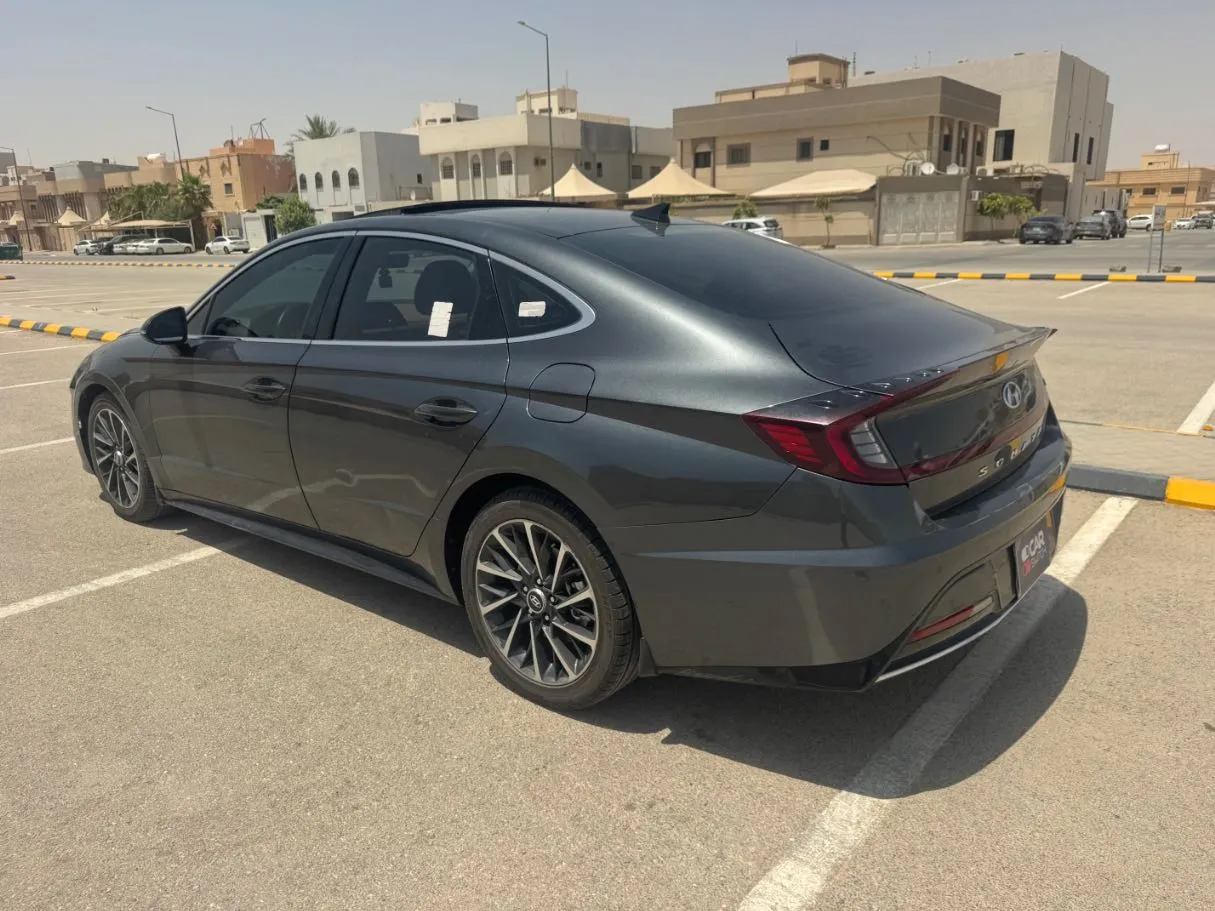 Car image 7