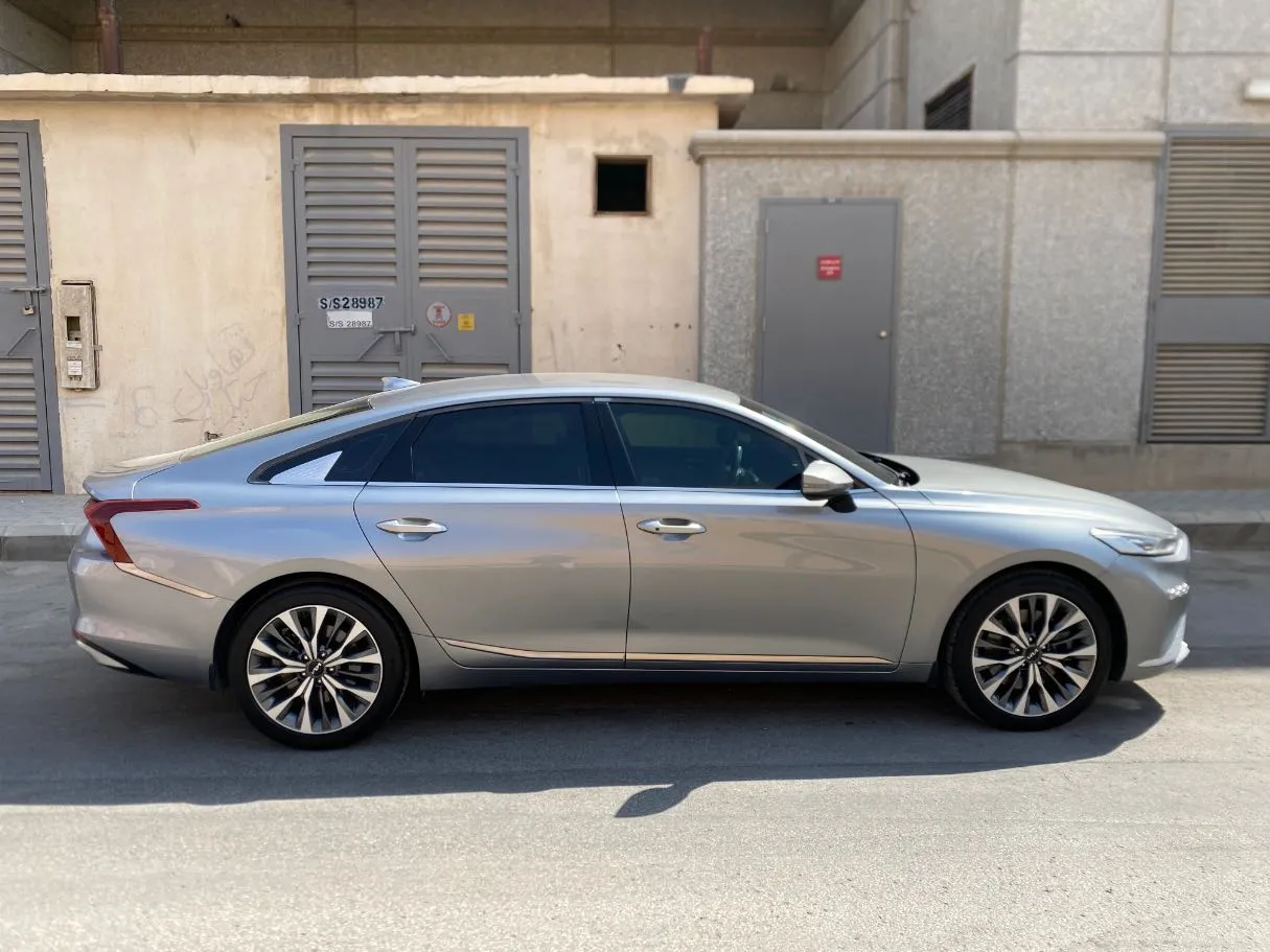 Car image 4