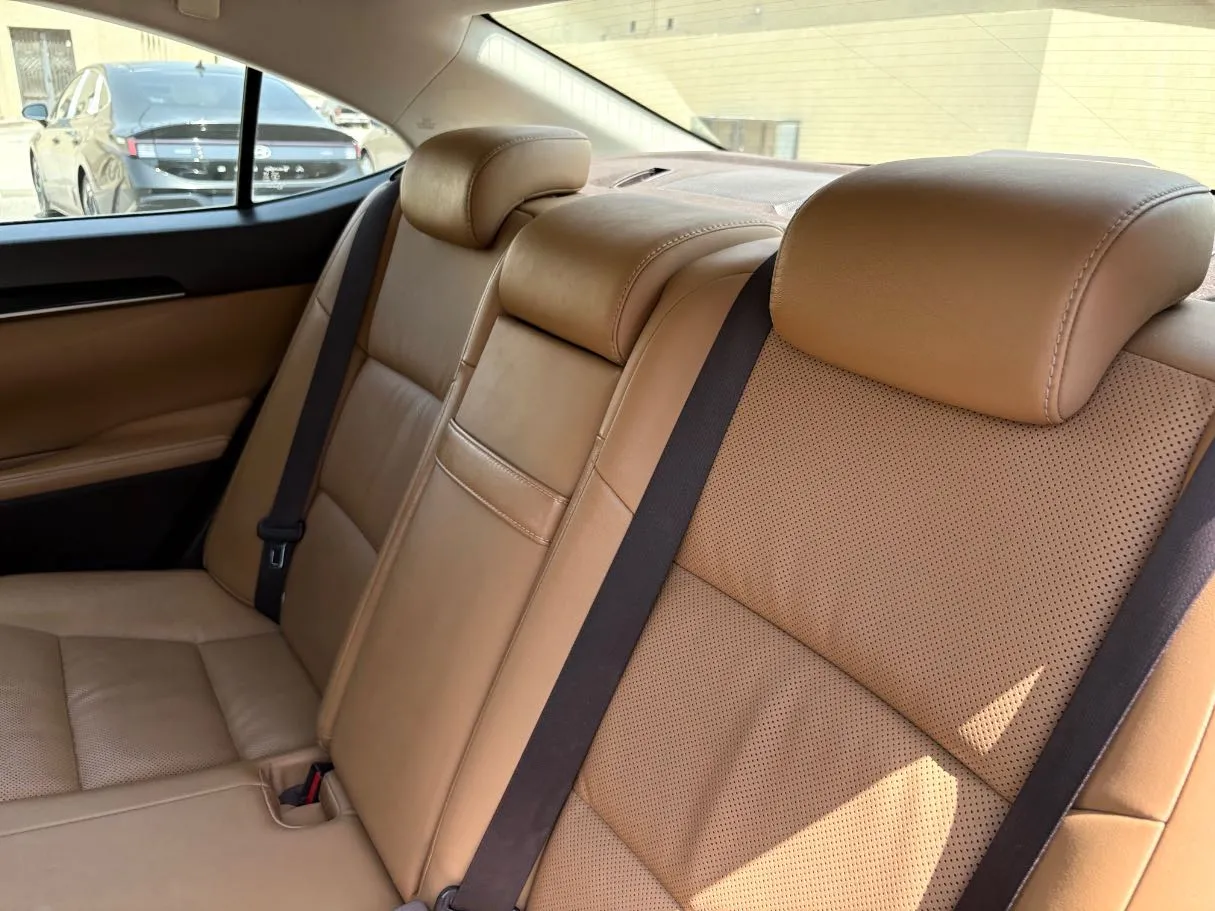 Car image 16