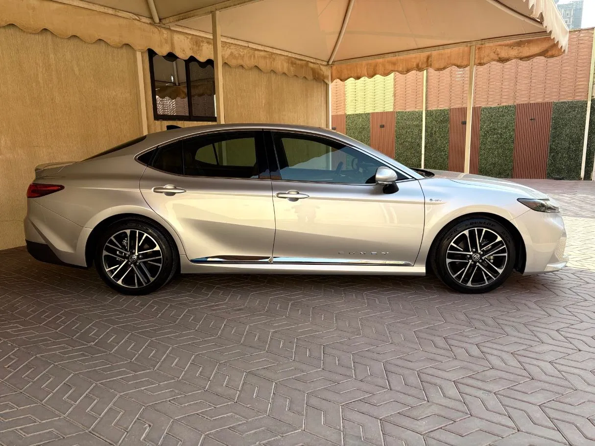 Car image 4