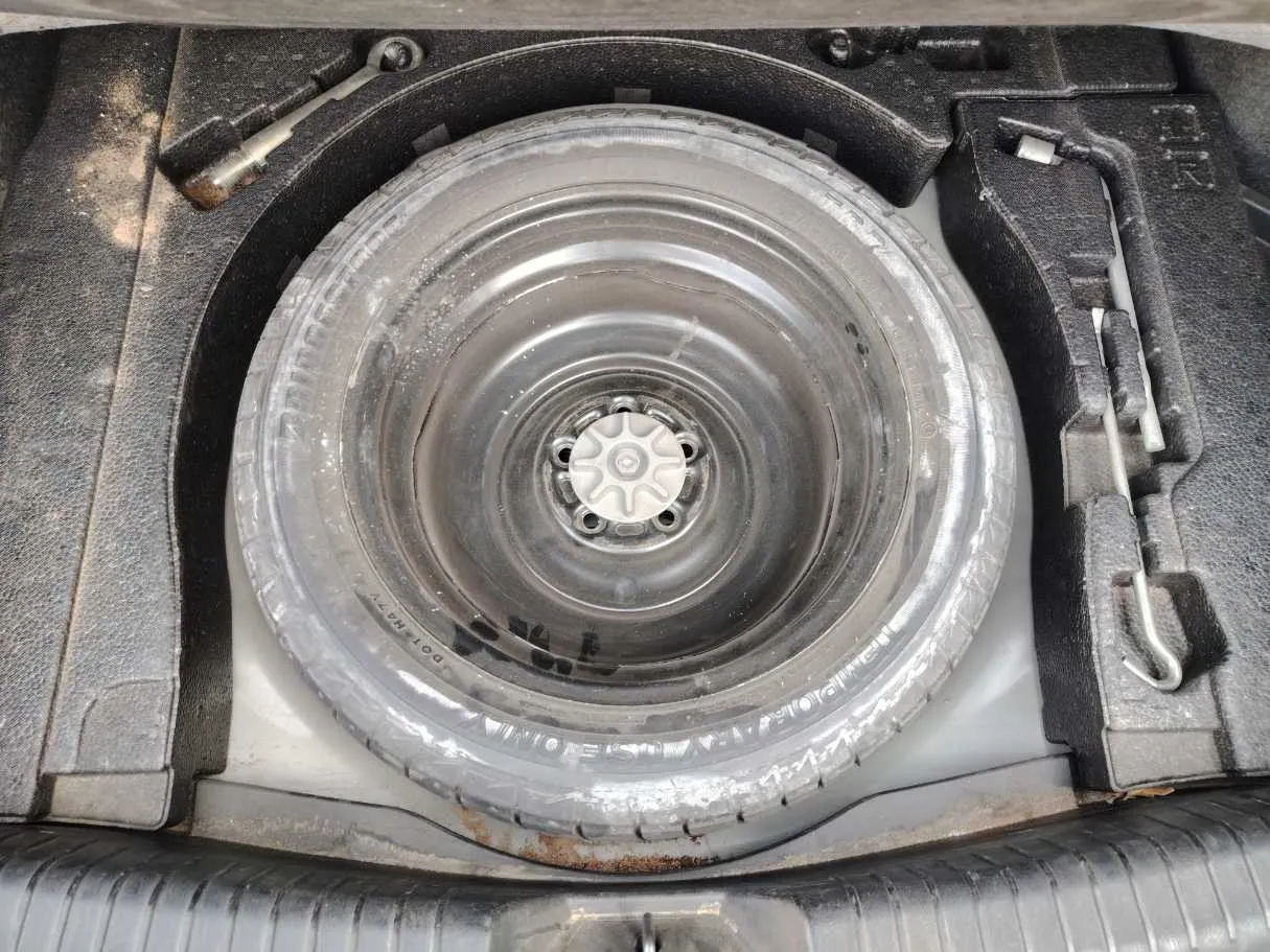 Car image 30