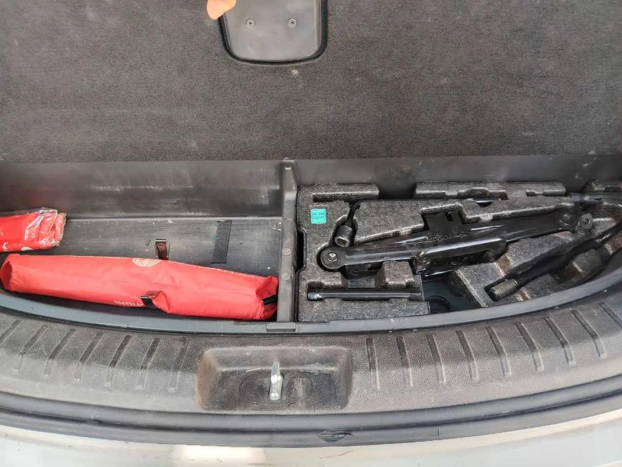 Car image 30