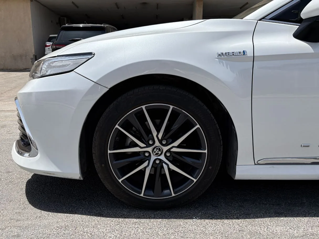 Car image 9