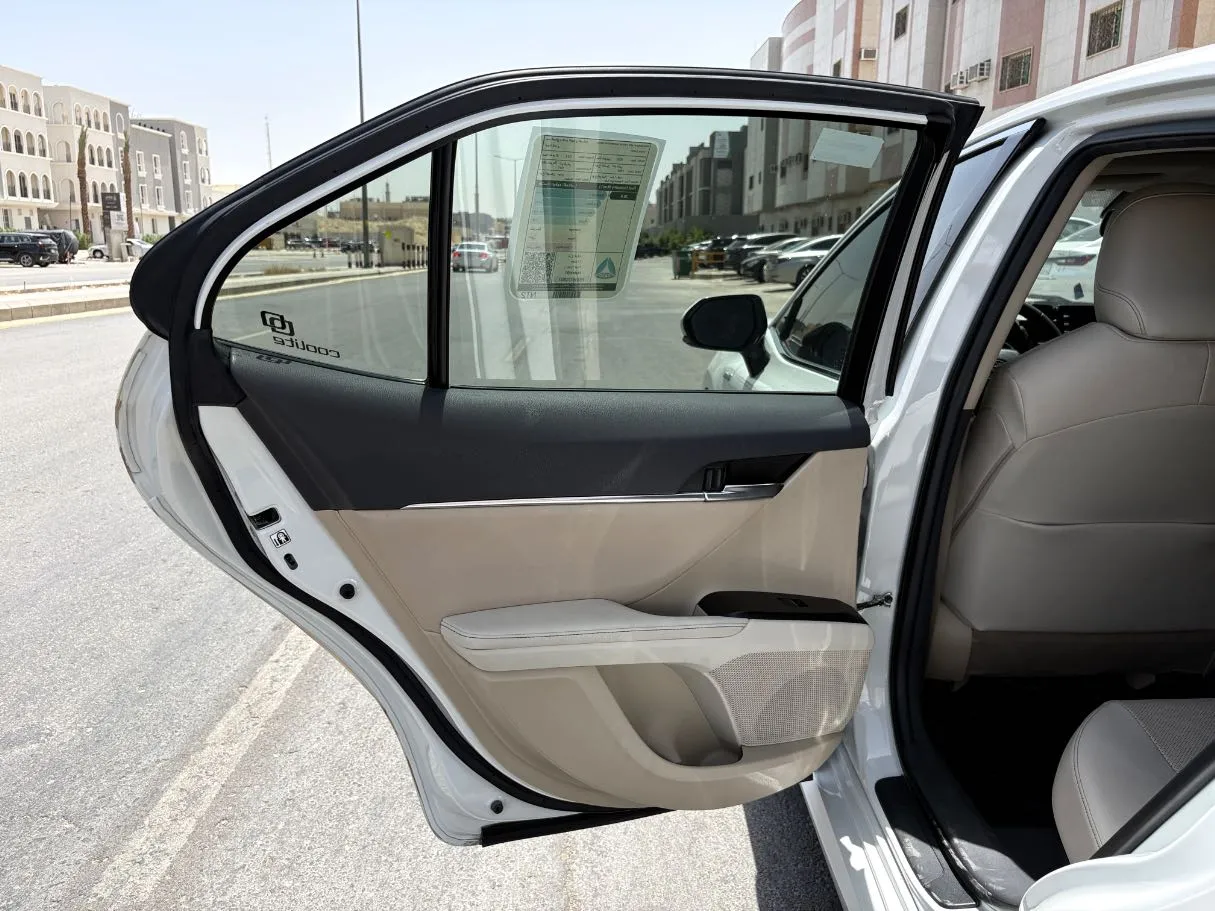 Car image 14