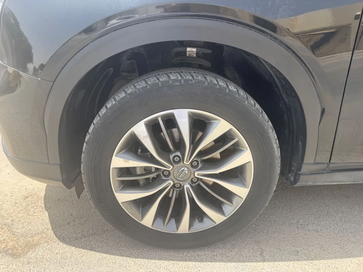 Car image 9