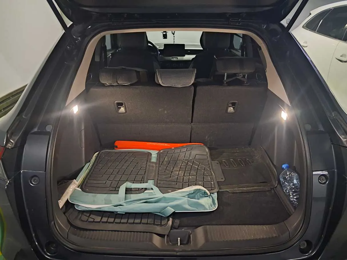 Car image 25