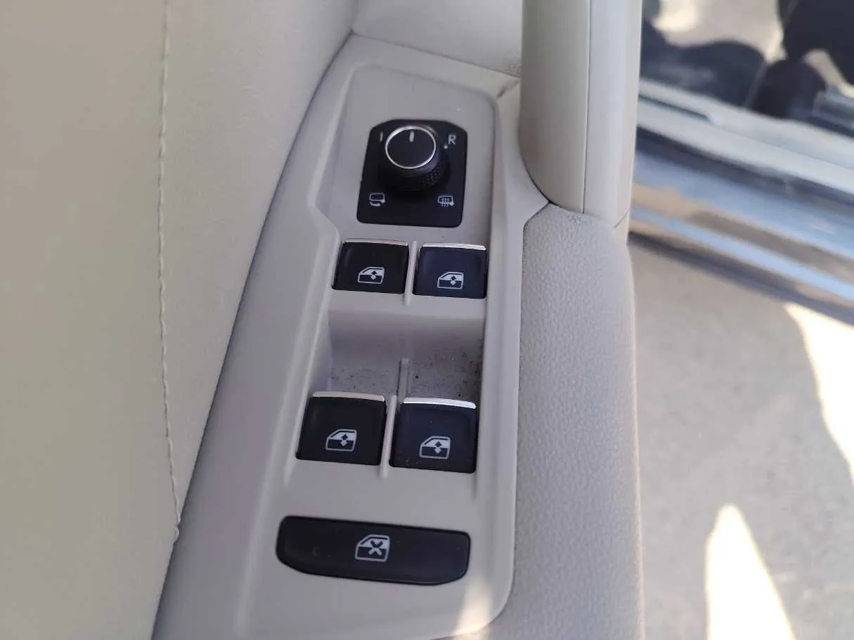 Car image 32