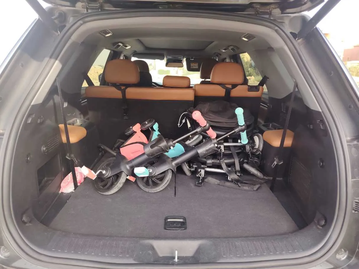 Car image 25