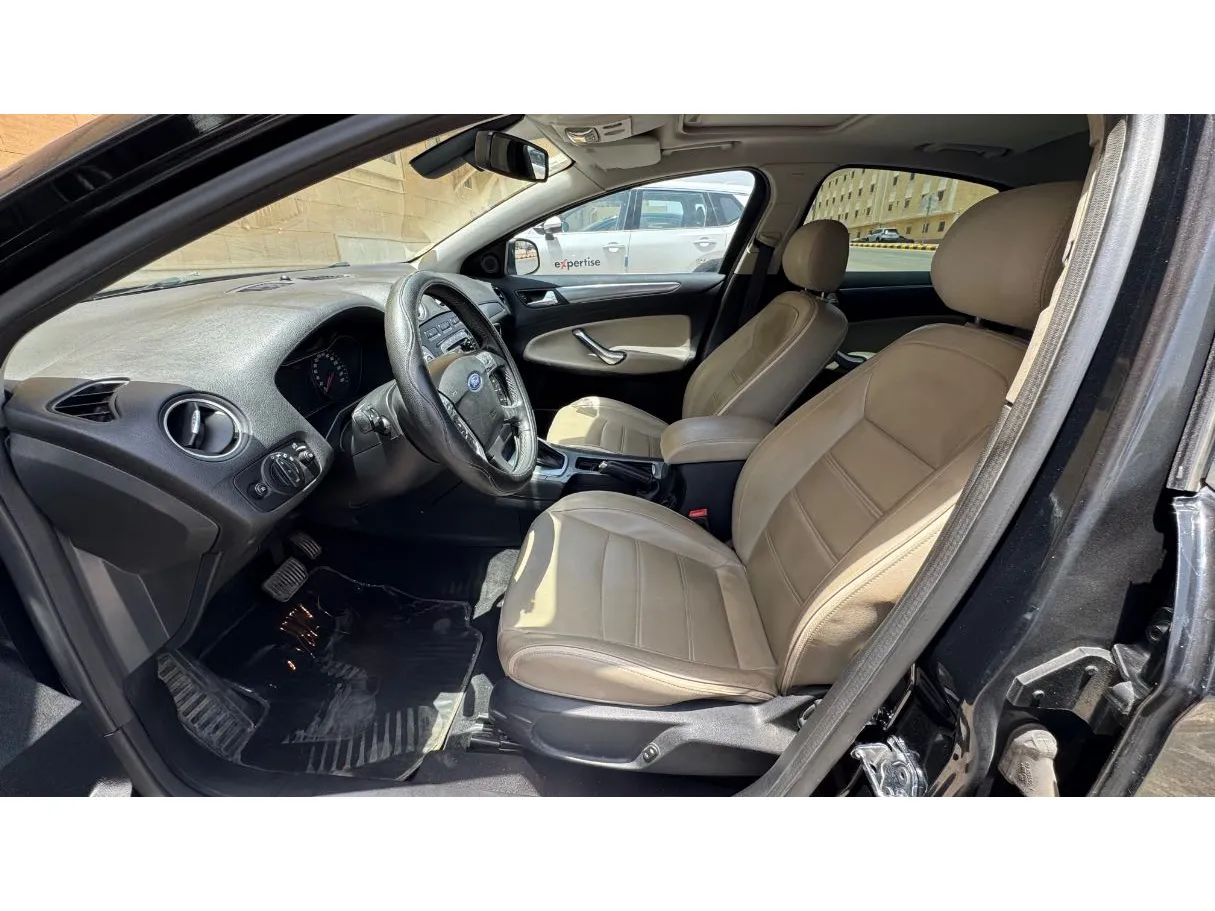 Car image 10