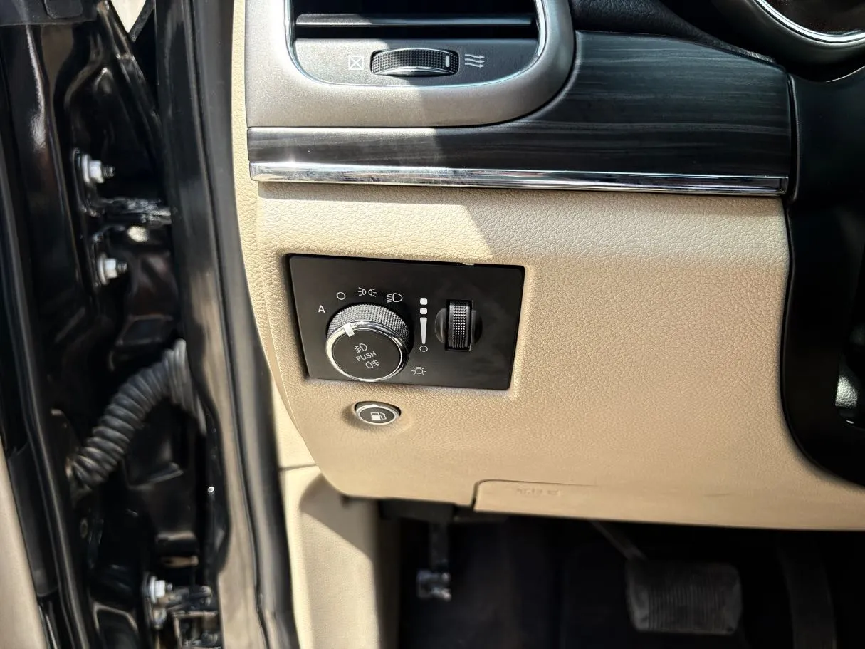 Car image 27