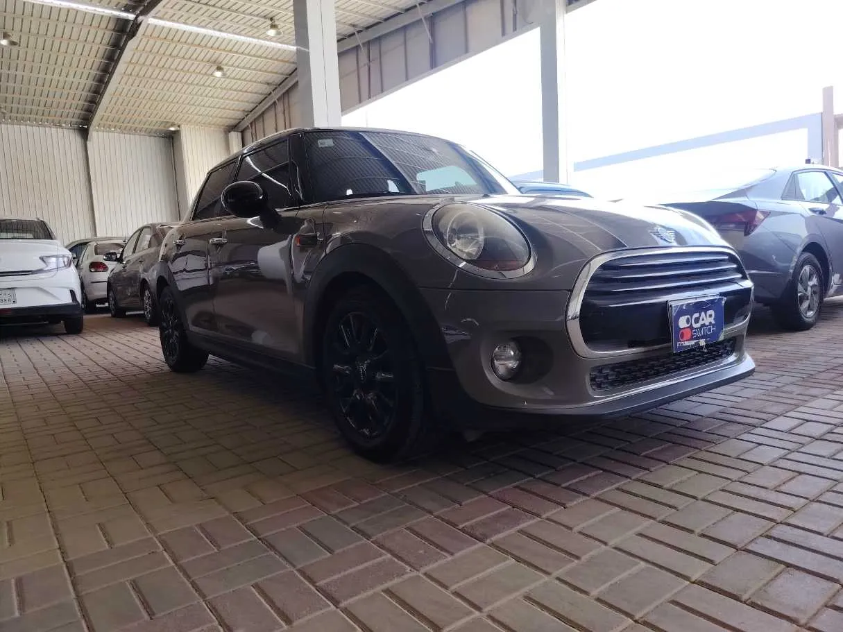 Car image 3
