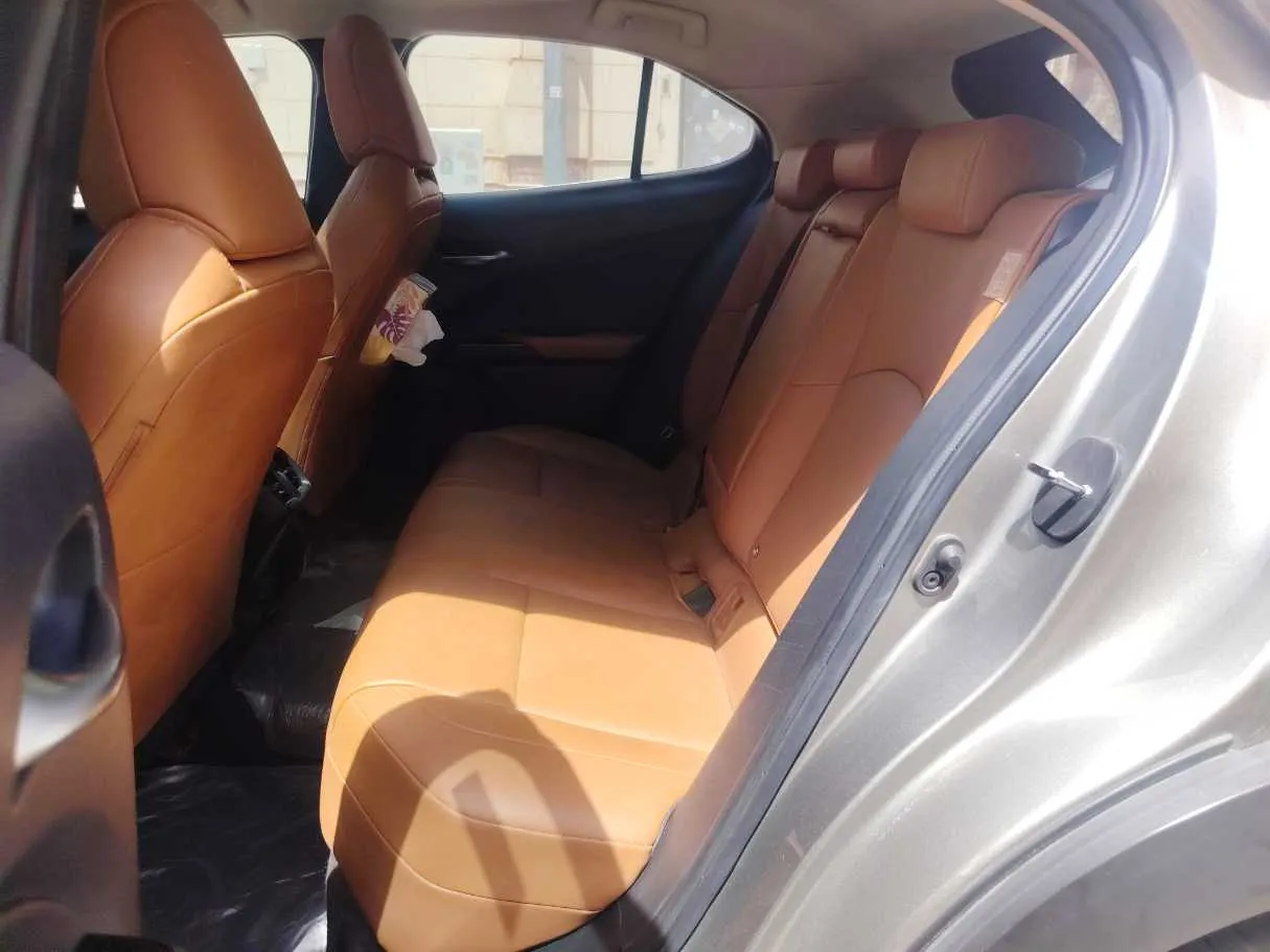 Car image 14