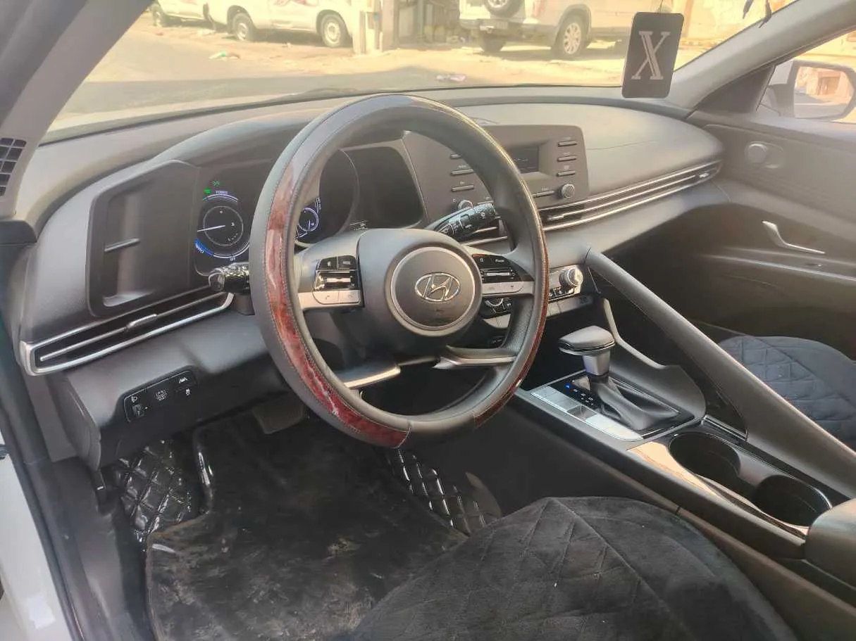 Car image 14