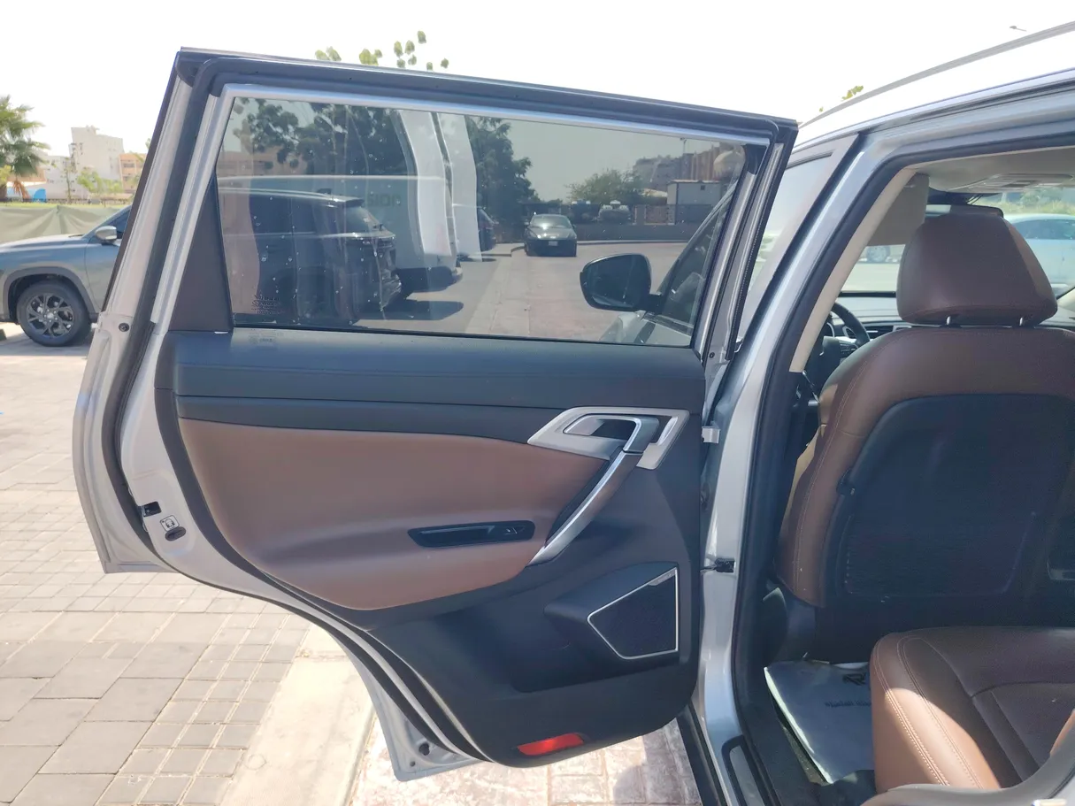 Car image 14