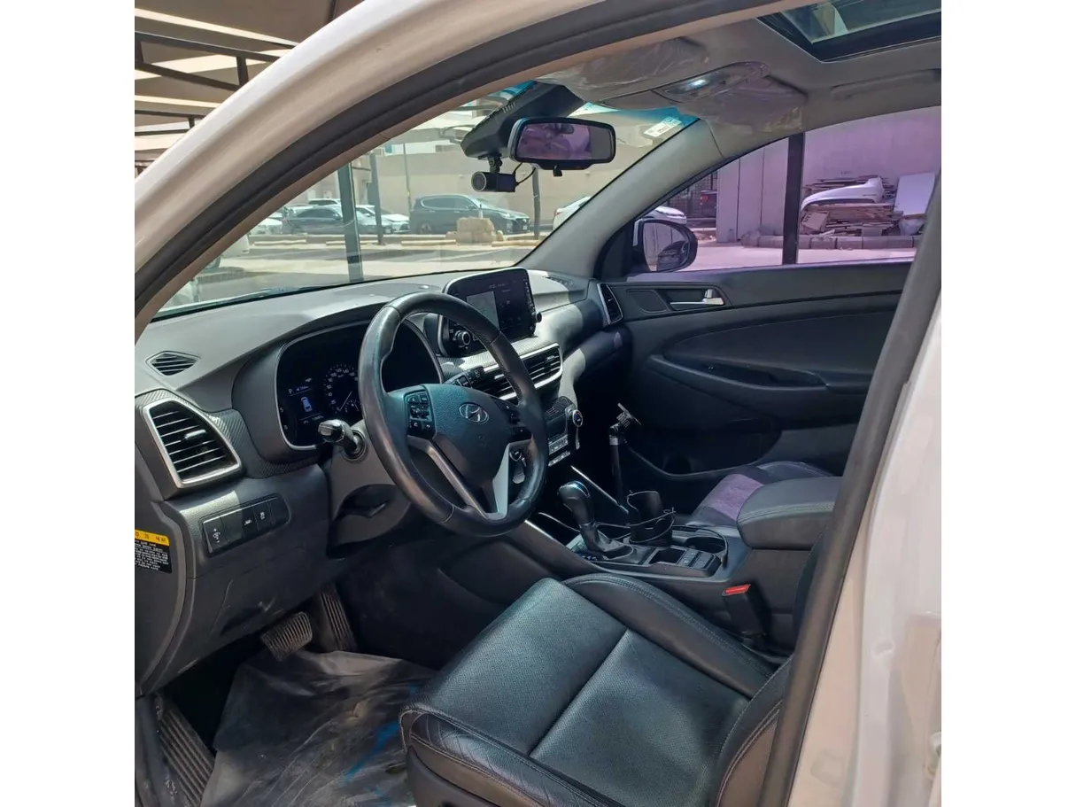 Car image 13