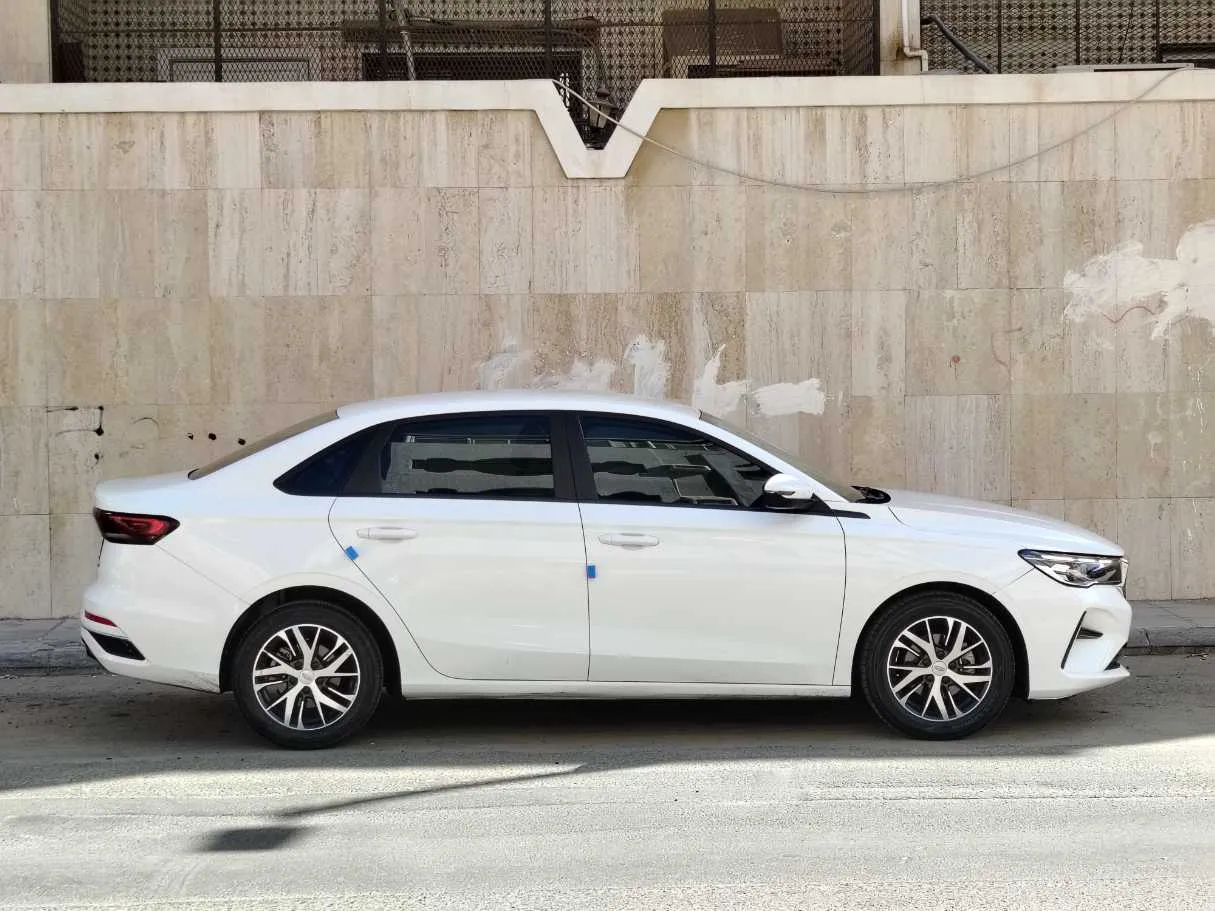 Car image 4