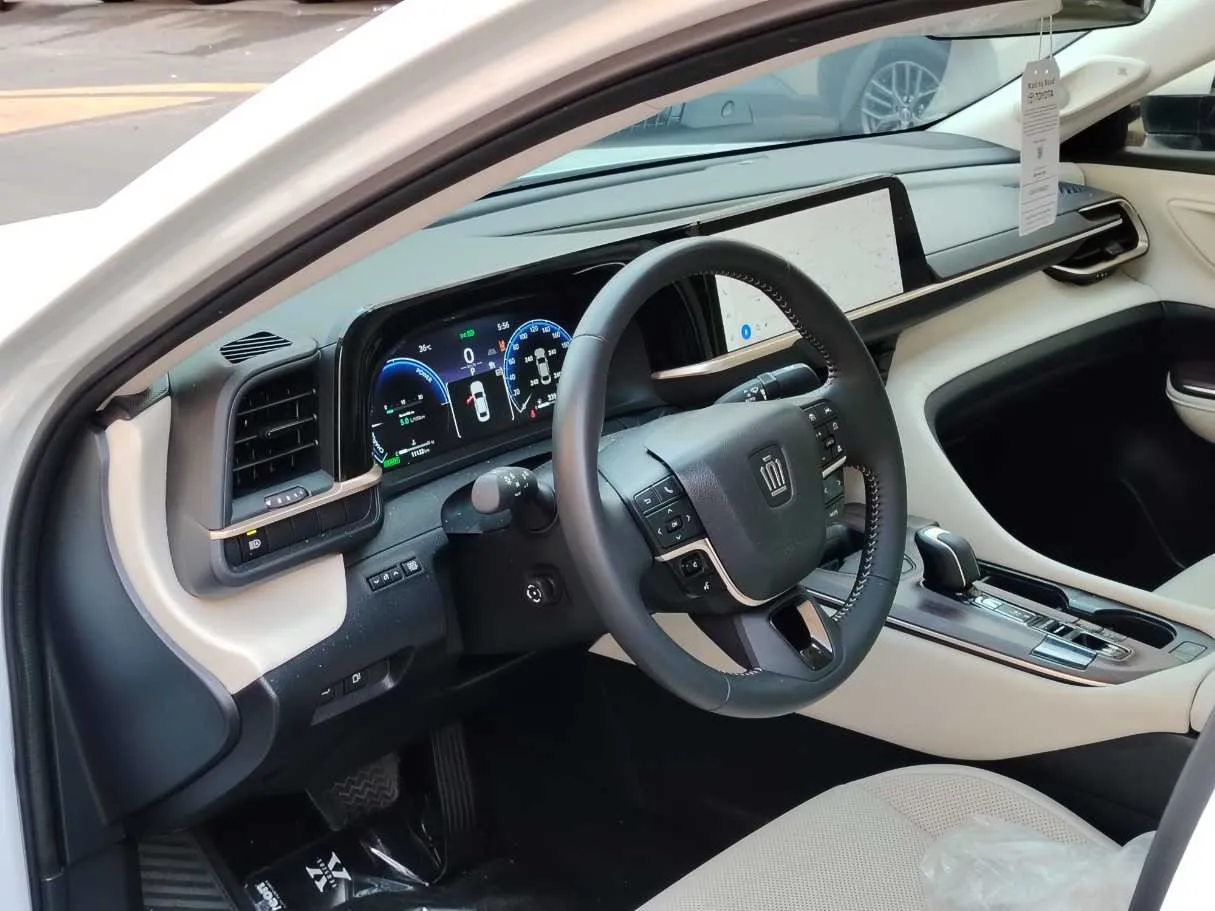 Car image 12