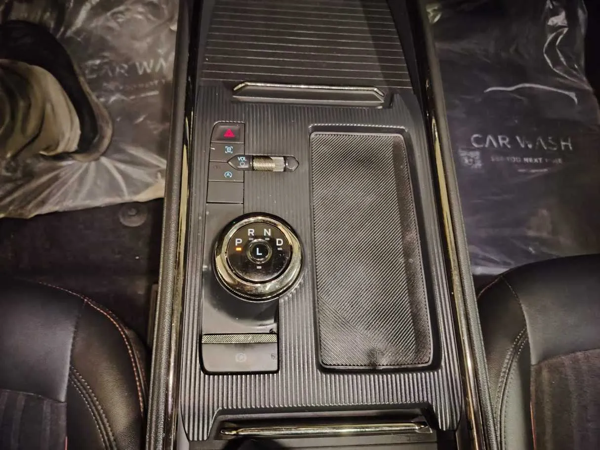 Car image 25
