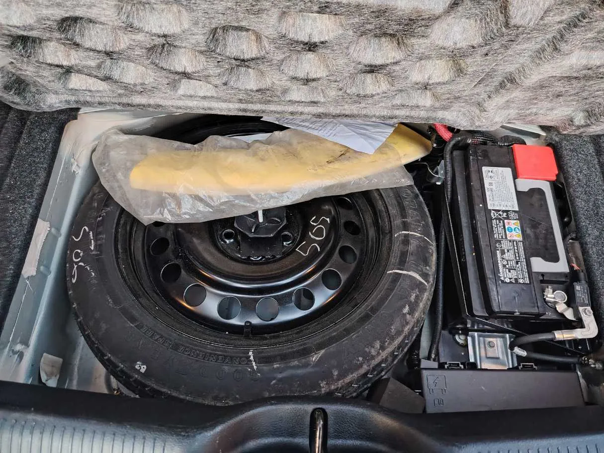 Car image 21