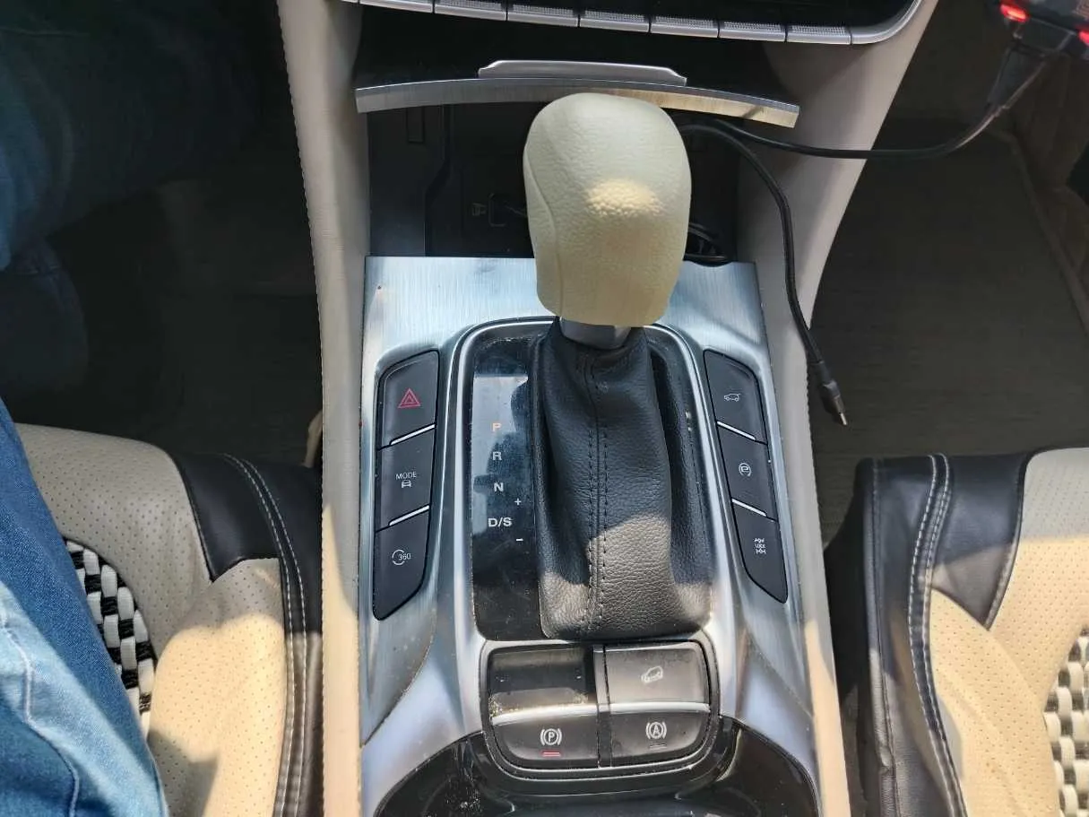 Car image 25