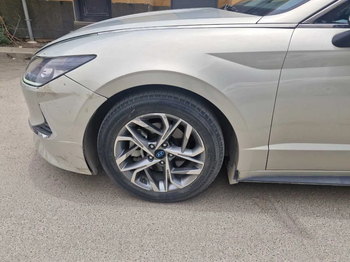 Car image 9