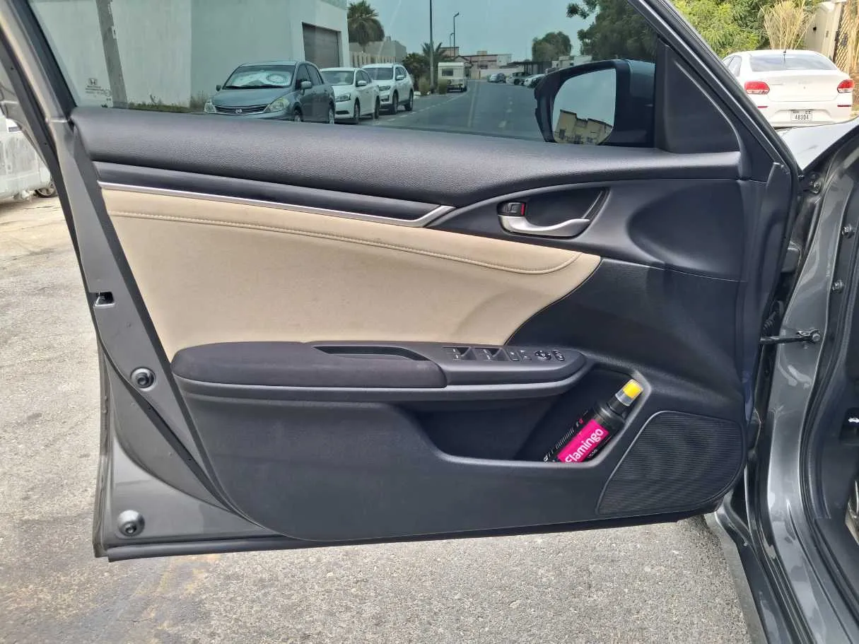 Car image 10