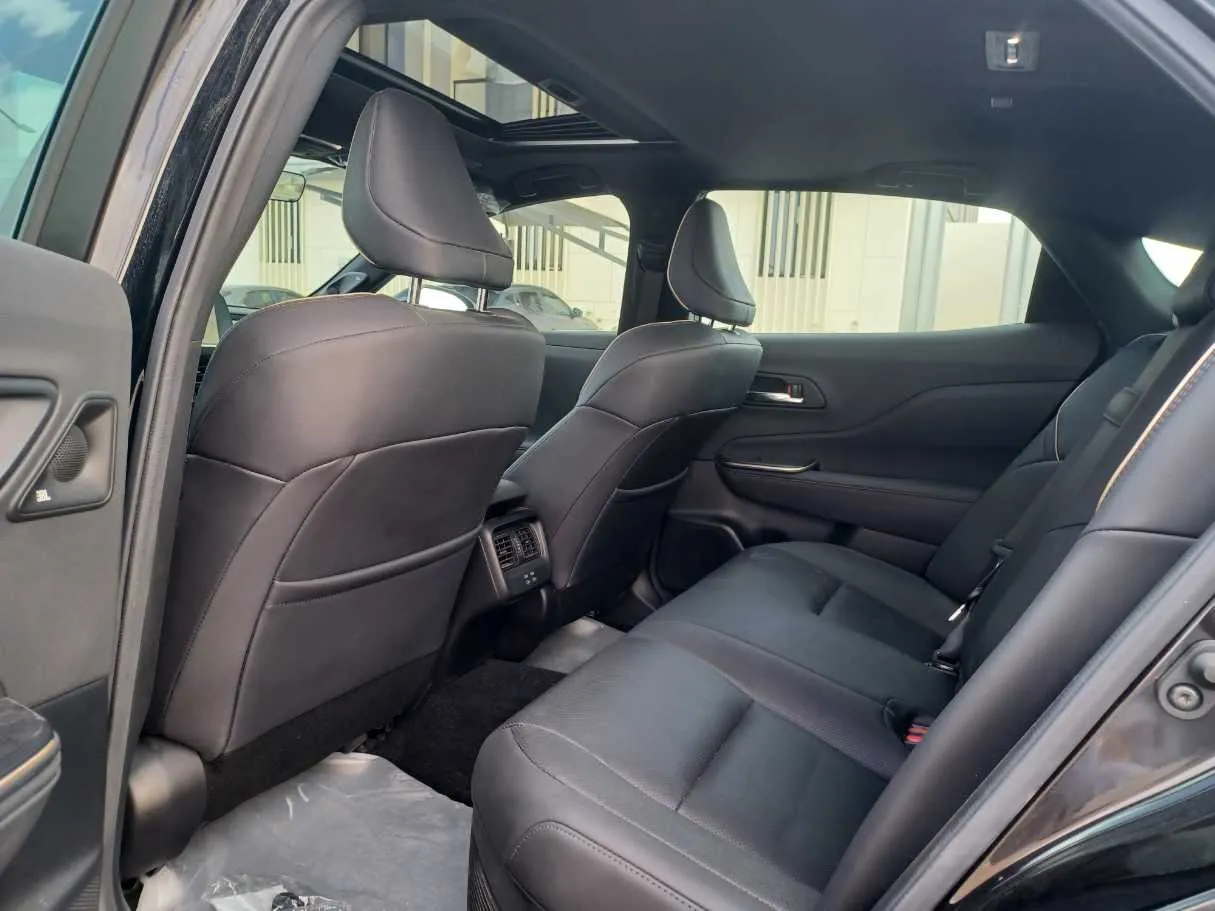 Car image 15