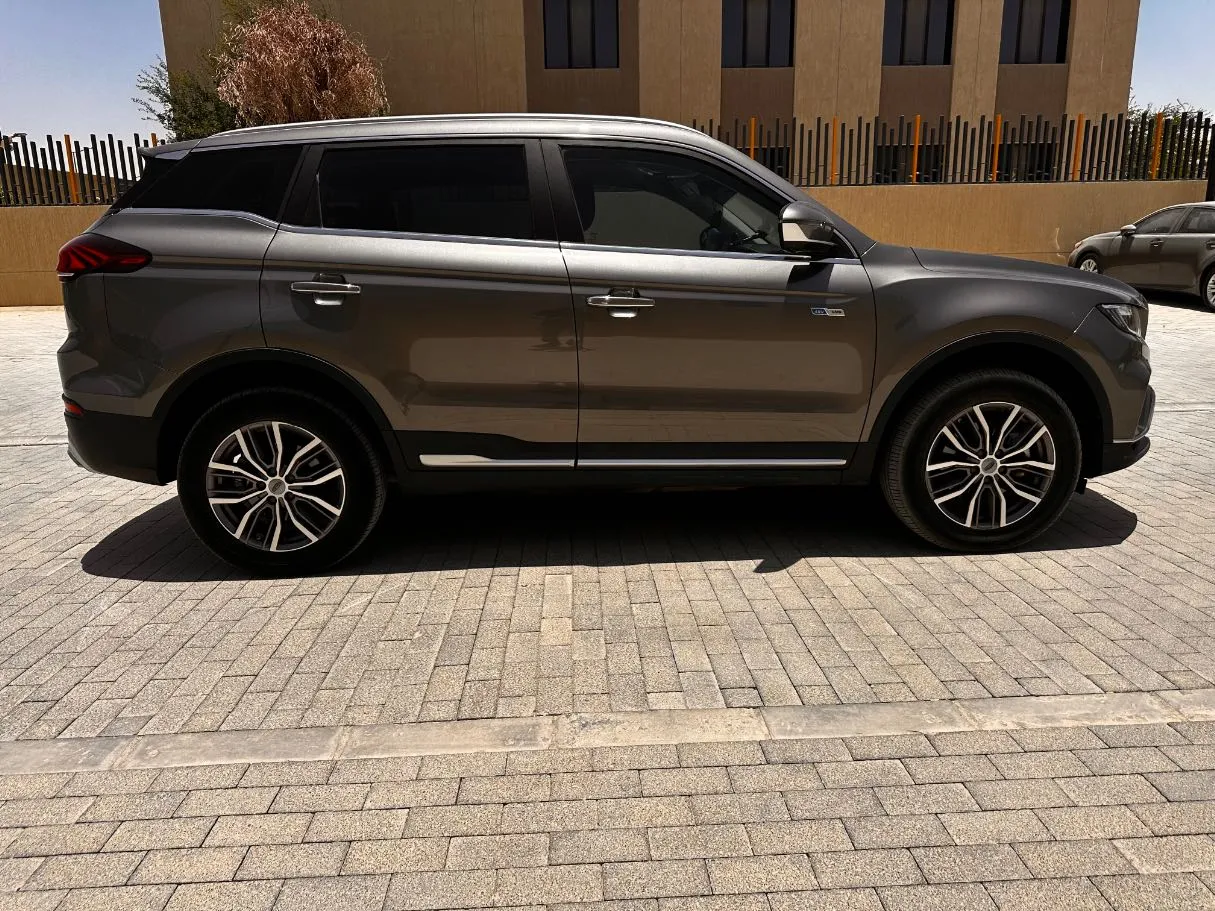 Car image 4