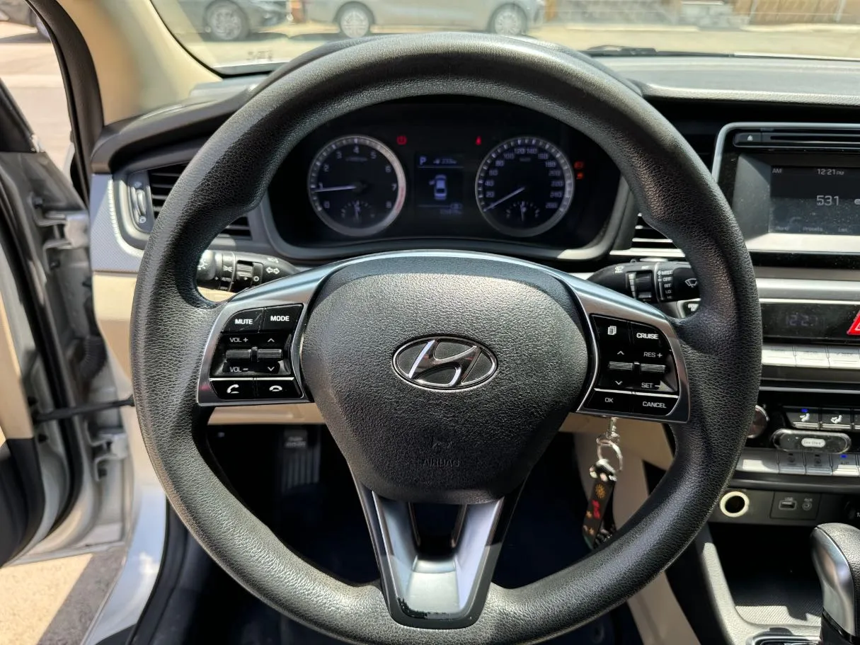 Car image 18