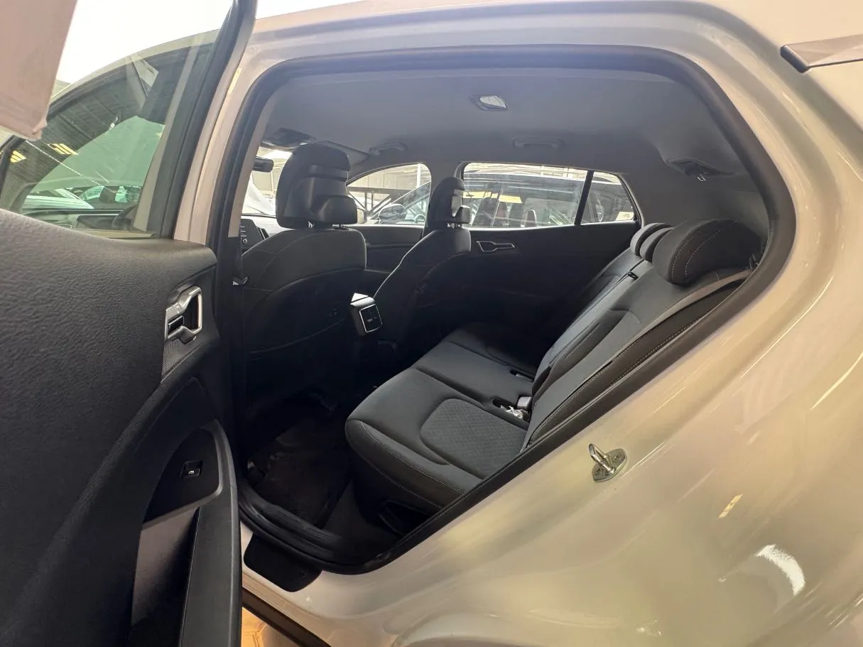 Car image 13