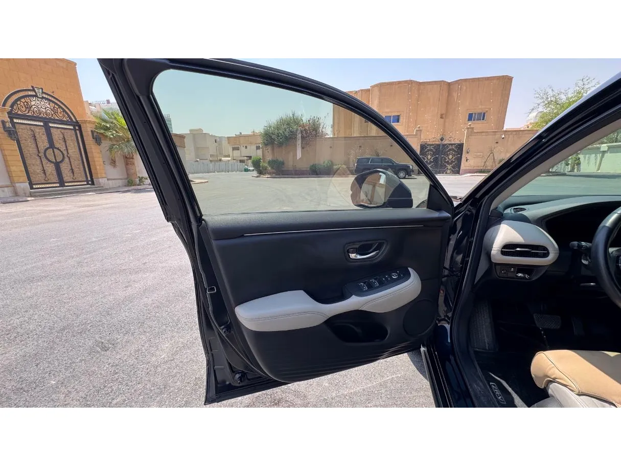 Car image 9