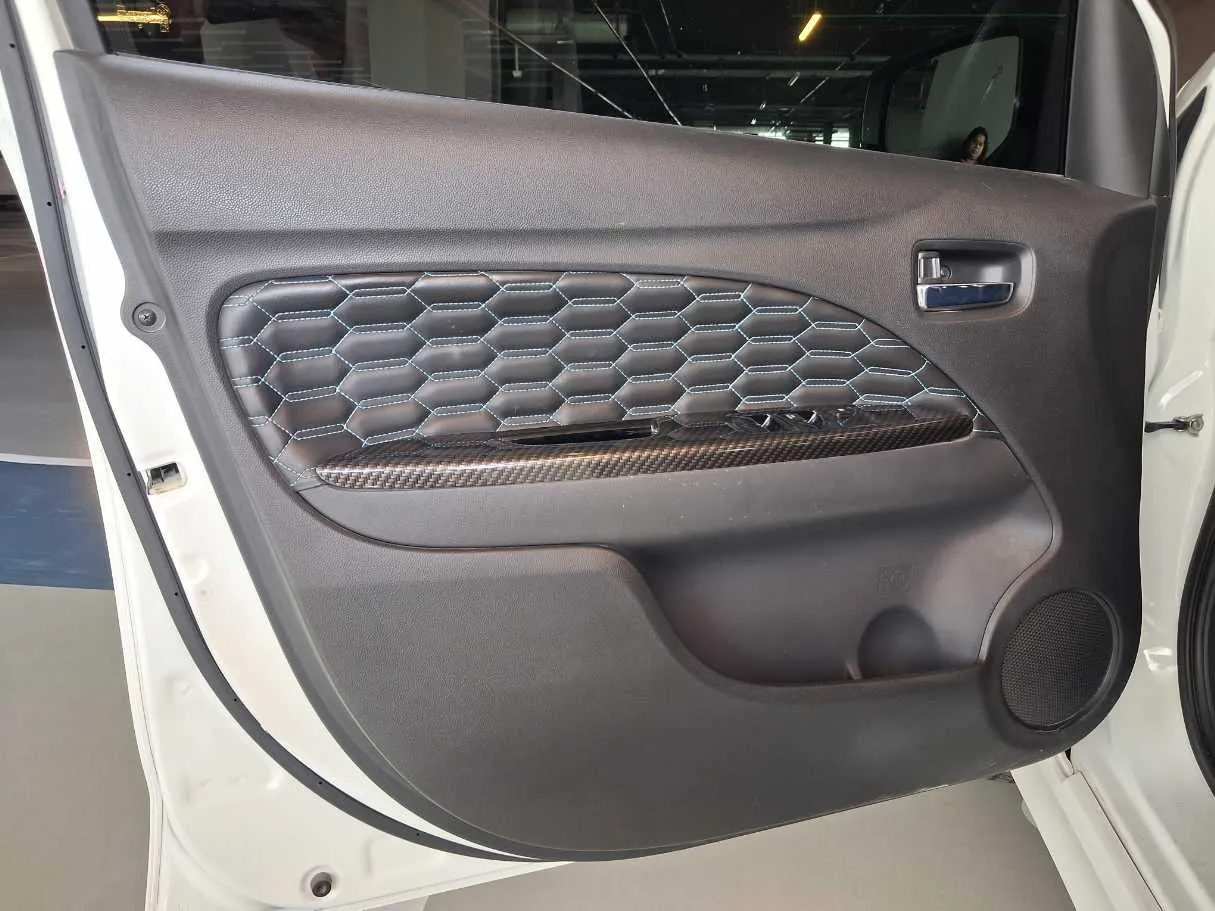 Car image 9