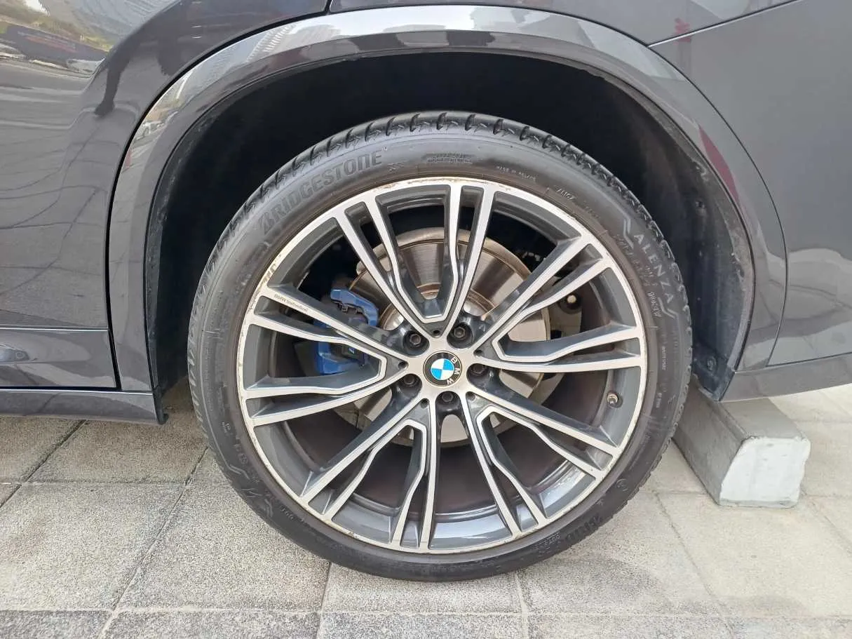Car image 9