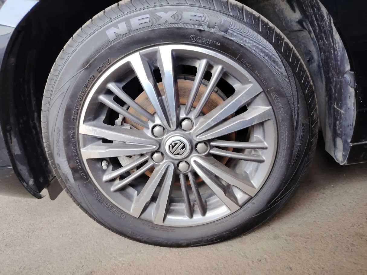 Car image 9