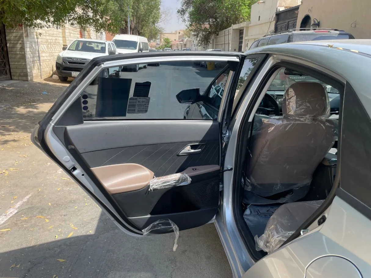 Car image 14