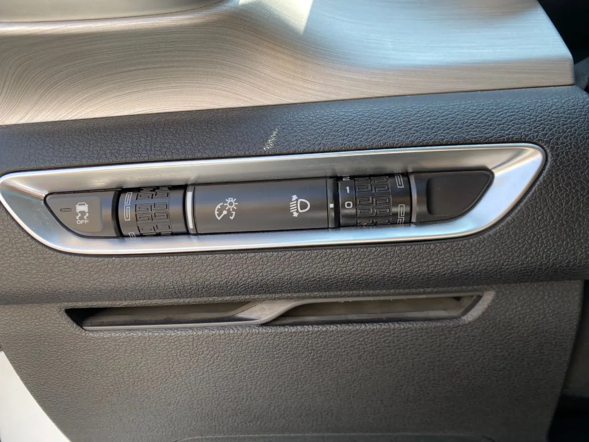 Car image 25