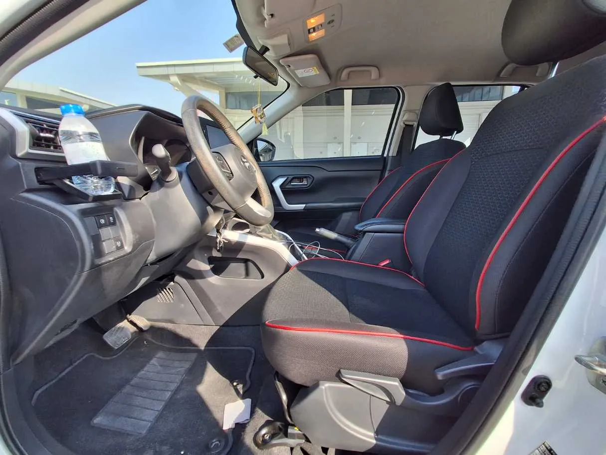 Car image 12