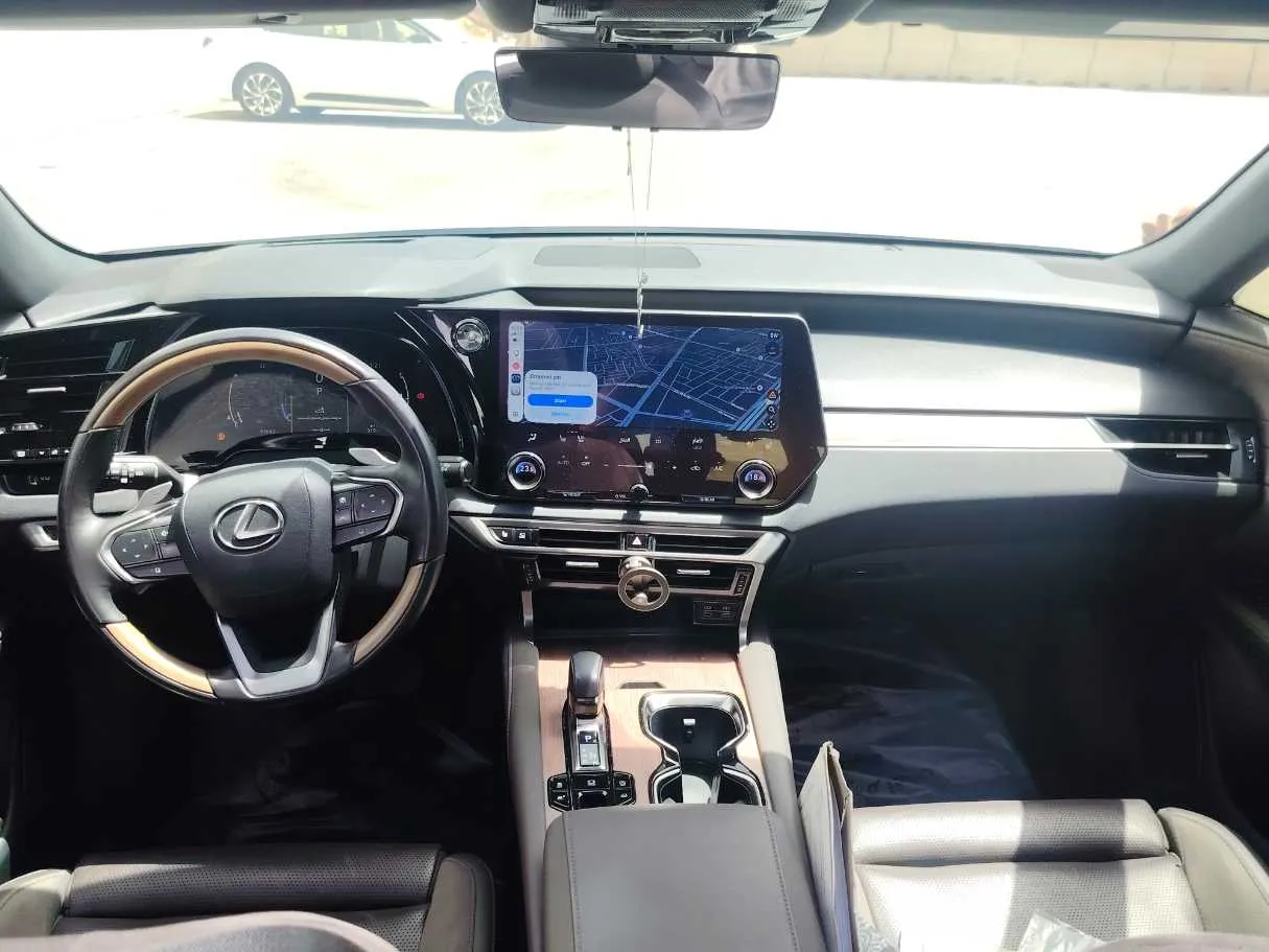 Car image 18