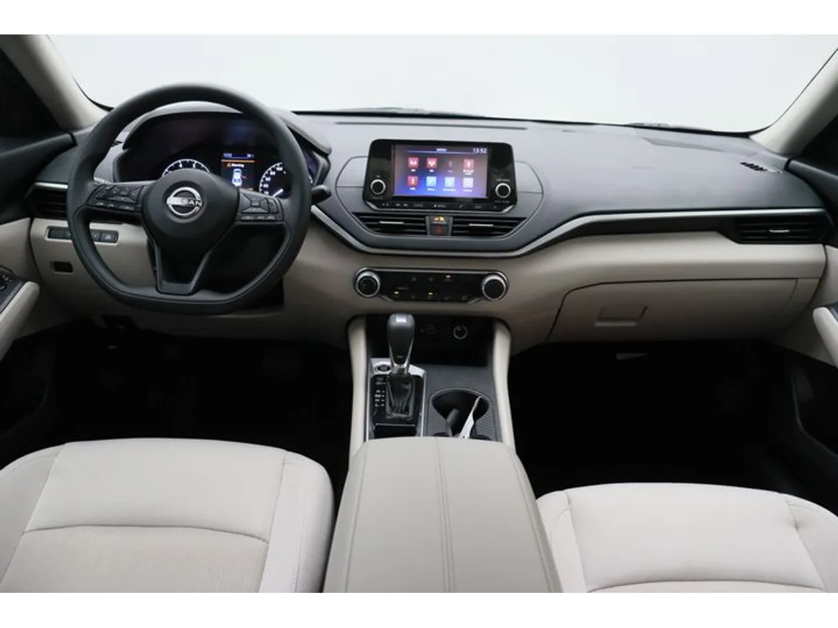 Car image 14