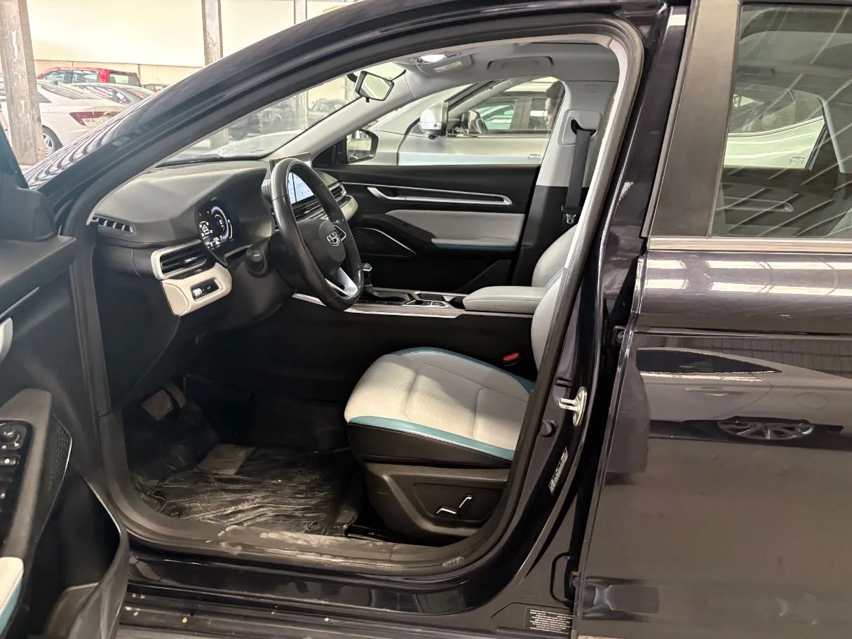 Car image 9
