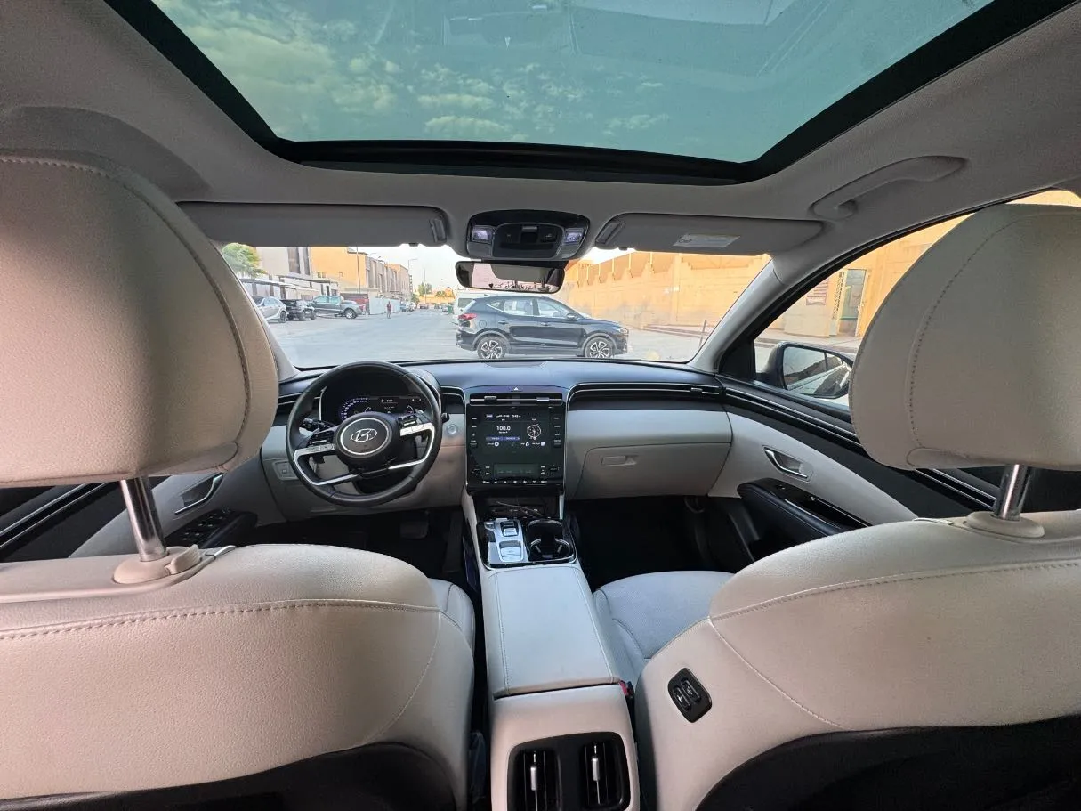 Car image 14