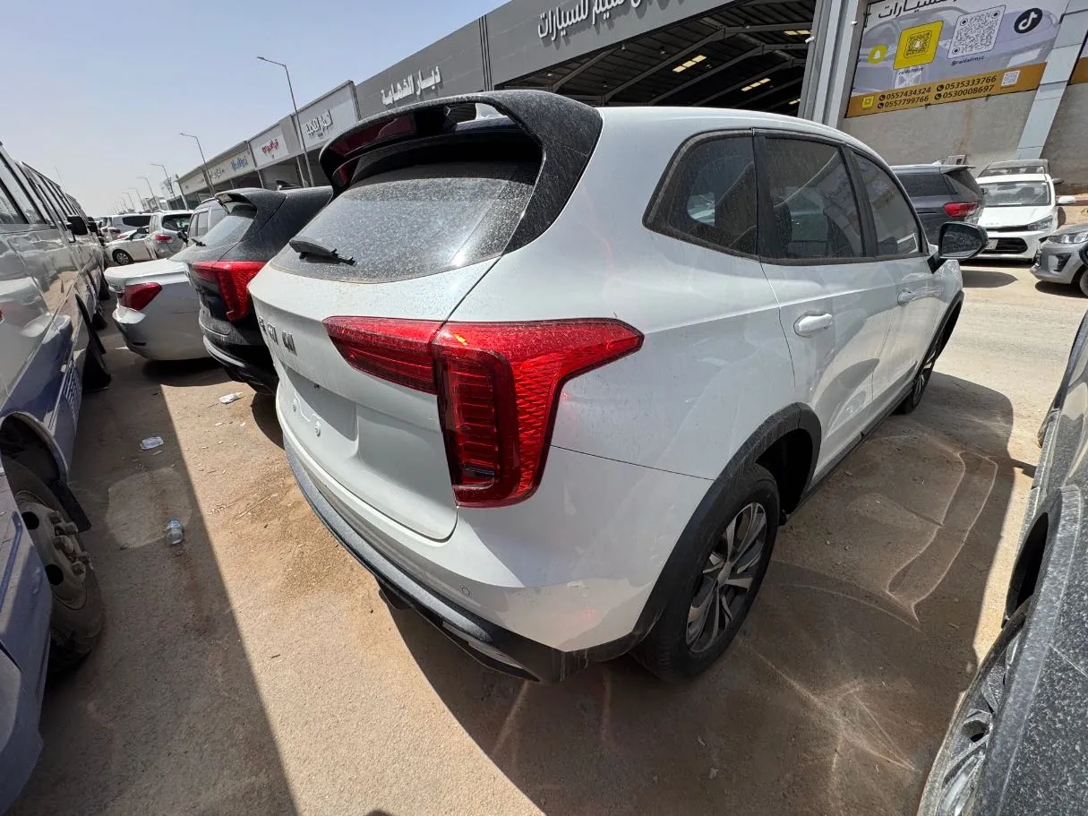 Car image 4
