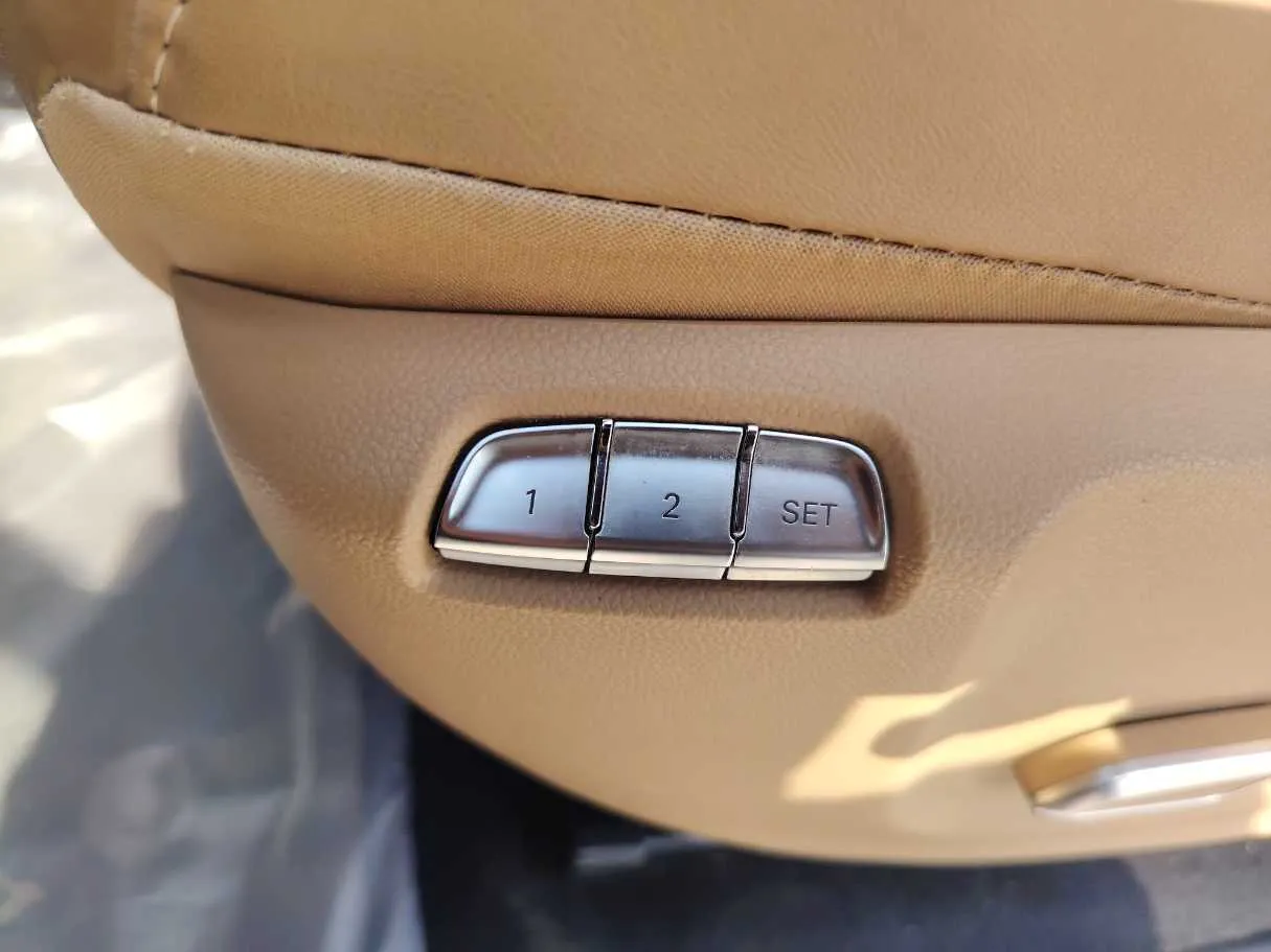Car image 28