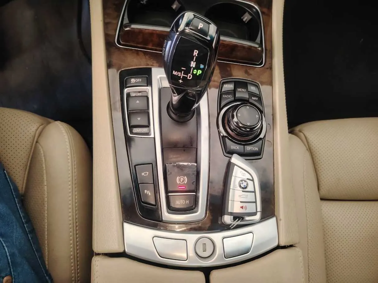 Car image 24
