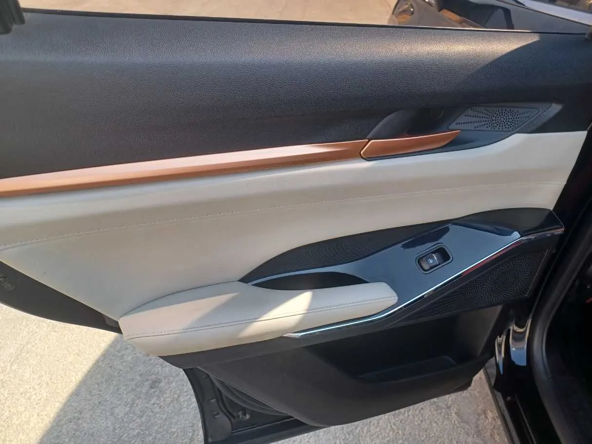 Car image 13